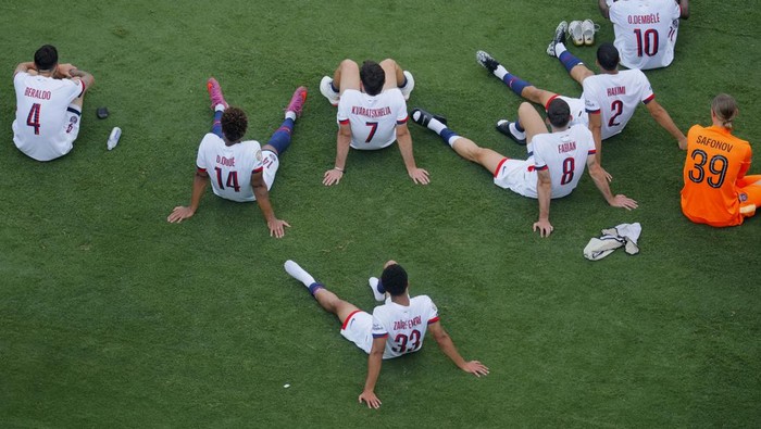 Soccer Football - FIFA Club World Cup - Final - Chelsea v Paris St Germain - MetLife Stadium, East Rutherford, New Jersey, U.S. - July 13, 2025 Paris St Germain players look dejected after the final REUTERS/Brian Snyder
