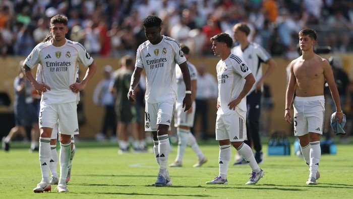 Soccer Football - FIFA Club World Cup - Semi Final - Paris St Germain v Real Madrid - MetLife Stadium, East Rutherford, New Jersey, U.S. - July 9, 2025  Real Madrids Federico Valverde, Aurelien Tchouameni and Arda Guler react after the match REUTERS/Amanda Perobelli