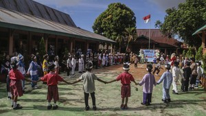 Begini Suasana Hari Pertama Masuk Sekolah di Berbagai Kota