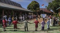 Begini Suasana Hari Pertama Masuk Sekolah di Berbagai Kota