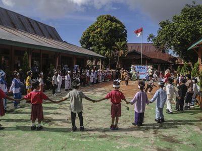 Begini Suasana Hari Pertama Masuk Sekolah di Berbagai Kota