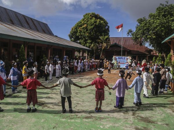 Begini Suasana Hari Pertama Masuk Sekolah di Berbagai Kota