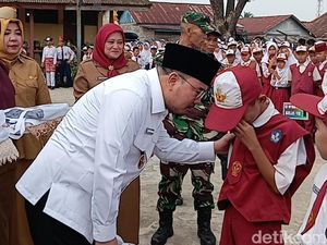 Tangis Rizki Dapat Seragam Gratis-Ngadu ke Wawako Palembang karena Dibully Tangis Rizki Dapat Seragam Gratis-Ngadu ke Wawako Palembang karena Dibully