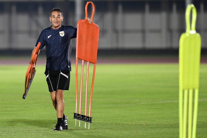 Pelatih Timnas U-23 Gerald Vanenburg menyiapkan perlengkapan latihan untuk Timnas Indonesia U-23 jelang Piala AFF di Lapangan Madya, GBK, Jakarta, Senin (14/7/2025). Timnas Indonesia U-23 menggelar latihan jelang Piala AFF 2025. melawan Tim sepak bola Brunei Darussalam di Stadion Gelora Bung Karno, Selasa (15/7/2025). ANTARA FOTO/Muhammad Adimaja/foc.