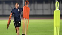 Pelatih Timnas U-23 Gerald Vanenburg menyiapkan perlengkapan latihan untuk Timnas Indonesia U-23 jelang Piala AFF di Lapangan Madya, GBK, Jakarta, Senin (14/7/2025). Foto: ANTARA FOTO/Muhammad Adimaja