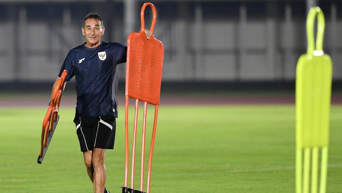 Timnas Indonesia U-23 Panaskan Mesin Jelang Piala AFF Lawan Brunei Pelatih Timnas U-23 Gerald Vanenburg menyiapkan perlengkapan latihan untuk Timnas Indonesia U-23 jelang Piala AFF di Lapangan Madya, GBK, Jakarta, Senin (14/7/2025). Timnas Indonesia U-23 menggelar latihan jelang Piala AFF 2025. melawan Tim sepak bola Brunei Darussalam di Stadion Gelora Bung Karno, Selasa (15/7/2025). ANTARA FOTO/Muhammad Adimaja/foc.