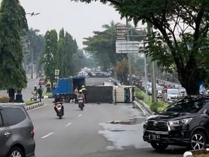 Truk Muatan Air Mineral Terguling di Cibinong, Sopir dan Penumpang Luka Truk Muatan Air Mineral Terguling di Cibinong, Sopir dan Penumpang Luka