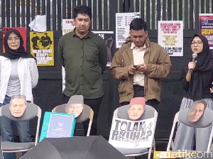 Video Aksi Tolak RKUHAP di DPR, Wajah Prabowo Ditempel di Kursi Kosong