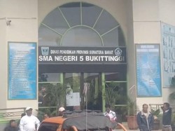 Video: Warga Segel SMA Negeri 5 Bukittinggi gegara Anaknya Tak Diterima