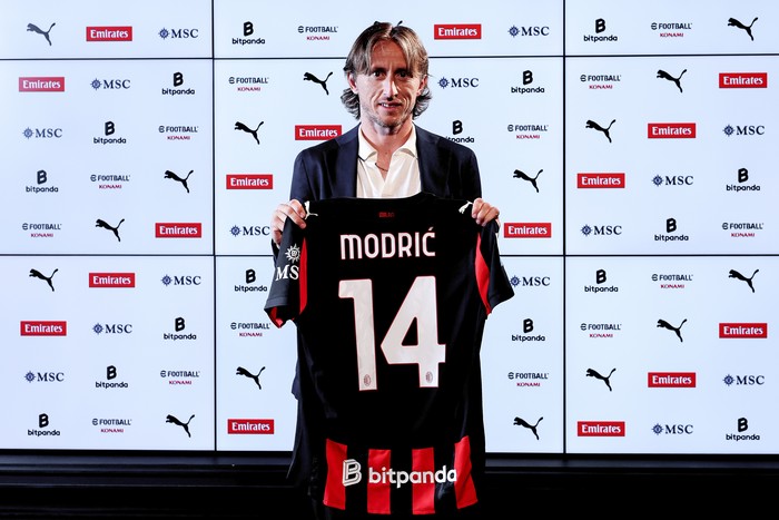 2225103574 MILAN, ITALY - JULY 14: New AC Milan player Luka Modric poses with his new jersey at Casa Milan on July 14, 2025 in Milan, Italy. (Photo by Giuseppe Cottini/AC Milan via Getty Images)