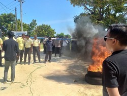 Akses Masuk PT Garam di Sampang Sempat Diblokade Pendemo Bakar Ban