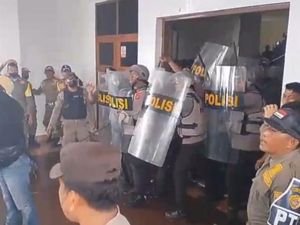 Pengusaha Protes Penertiban Sound Horeg, Demo di Kantor Walkot Baubau Ricuh Pengusaha Protes Penertiban Sound Horeg, Demo di Kantor Walkot Baubau Ricuh