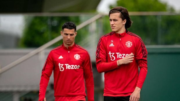 MANCHESTER, ENGLAND - MAY 17: (EXCLUSIVE COVERAGE)  Cristiano Ronaldo and Alvaro Fernandez of Manchester United in action during a first team training session at Carrington Training Ground on May 17, 2022 in Manchester, England. (Photo by Ash Donelon/Manchester United via Getty Images)