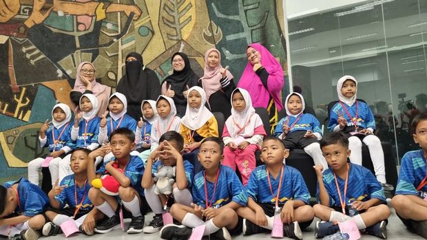 Anak-anak yang menjadi pendamping pemain timnas di laga perdana AFF Cup U-23 (Taufiq/detikcom)
