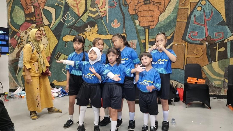 Senangnya Anak Kolong Jembatan-Down Syndrome Jadi Kids Escort Laga AFF Cup U23