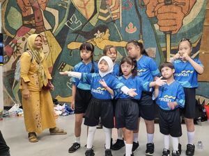 Senangnya Anak Kolong Jembatan-Down Syndrome Jadi Kids Escort Laga AFF Cup U23