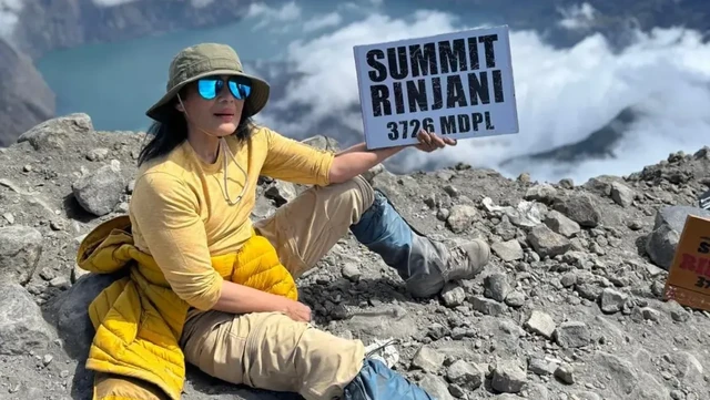 Highlight Dunia Hiburan InsertLive : Gaya Atiek CB Berhasil Daki Gunung Rinjani di Usia 62 Tahun