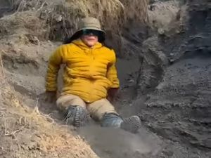 Ketika Atiek CB Main Perosotan di Gunung Rinjani Ketika Atiek CB Main Perosotan di Gunung Rinjani