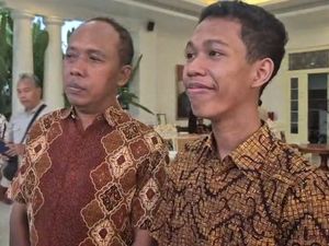 Diterima ITB, Anak Penjual Es Keliling di Ponorogo Dibiayai Penuh Bupati Diterima ITB, Anak Penjual Es Keliling di Ponorogo Dibiayai Penuh Bupati