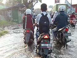 Tak Ada Hujan, Jalan di Ciampel Brebes Tergenang Banjir