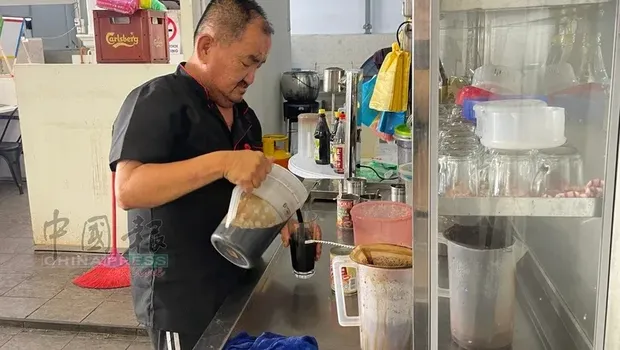 Bicaranya Terlalu Keras, Pegawai Kedai Kopi Ini Dapat Ulasan Buruk