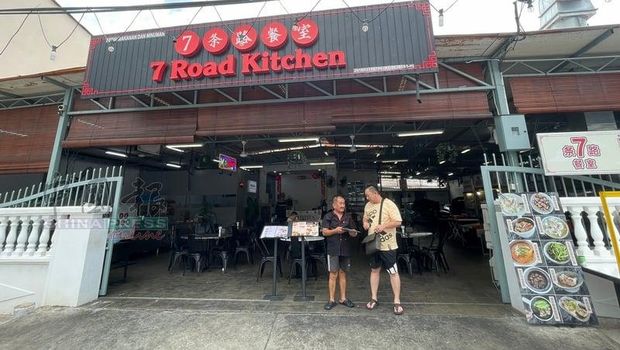 Bicaranya Terlalu Keras, Pegawai Kedai Kopi Ini Dapat Ulasan Buruk