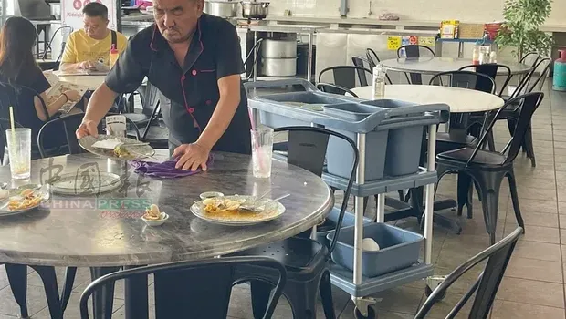 Bicaranya Terlalu Keras, Pegawai Kedai Kopi Ini Dapat Ulasan Buruk