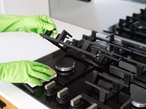 Nggak Perlu Cairan Mahal, Kompor Kotor Bisa Kinclong Lagi Cuma Pakai Ini!