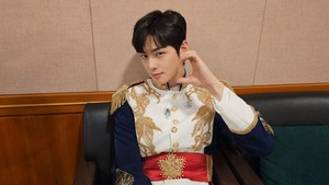 Cha Eun Woo Jadi Pangeran Tampan, Pamit dengan Fans Jelang Wamil Bulan Ini