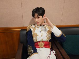 Cha Eun Woo Jadi Pangeran Tampan, Pamit dengan Fans Jelang Wamil Bulan Ini Cha Eun Woo Jadi Pangeran Tampan, Pamit dengan Fans Jelang Wamil Bulan Ini