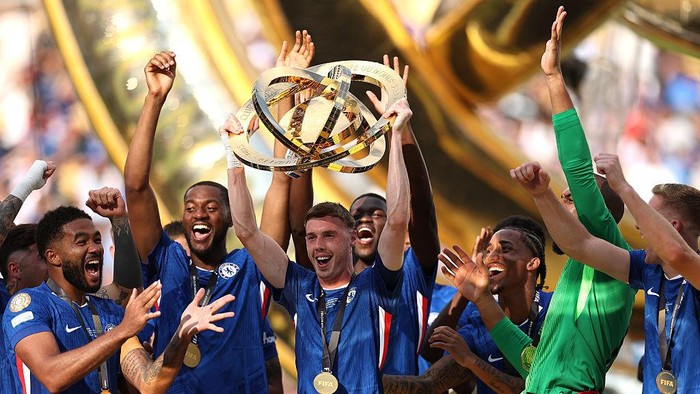 EAST RUTHERFORD, NEW JERSEY - JULY 13: Cole Palmer #10 of Chelsea FC lifts the FIFA Club World Cup trophy after their teams victory following the FIFA Club World Cup 2025 Final match between Chelsea FC and Paris Saint-Germain at MetLife Stadium on July 13, 2025 in East Rutherford, New Jersey. (Photo by Buda Mendes/Getty Images)