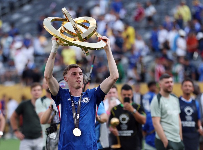 Soccer Football - FIFA Club World Cup - Final - Chelsea v Paris St Germain - MetLife Stadium, East Rutherford, New Jersey, U.S. - July 13, 2025 Chelseas Cole Palmer celebrates with the trophy after winning the FIFA Club World Cup REUTERS/Mike Segar