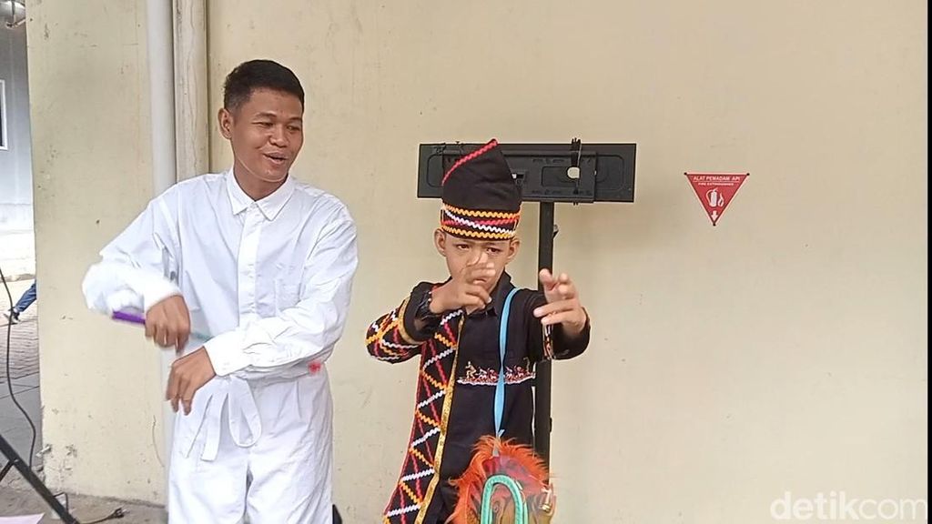 Dikha Pacu Jalur Senang Gayanya Mendunia Dikha Pacu Jalur Senang Gayanya Mendunia