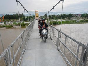 Dua Kali Ambruk, Jembatan Gantung Akses Vital Warga Sigi Kembali Difungsikan Dua Kali Ambruk, Jembatan Gantung Akses Vital Warga Sigi Kembali Difungsikan