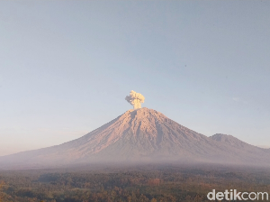 Gunung Semeru Erupsi Semburkan Abu Vulkanik 1,2 Km Gunung Semeru Erupsi Semburkan Abu Vulkanik 1,2 Km
