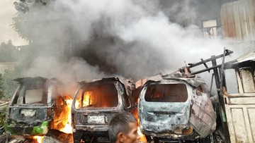 Diduga Korsleting Listrik, 3 Mobil Hangus Terbakar di Bogor