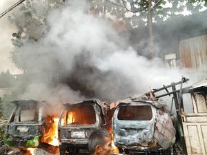 Diduga Korsleting Listrik, 3 Mobil Hangus Terbakar di Bogor Diduga Korsleting Listrik, 3 Mobil Hangus Terbakar di Bogor