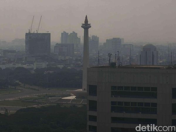 Kabut Polusi Selimuti Jakarta