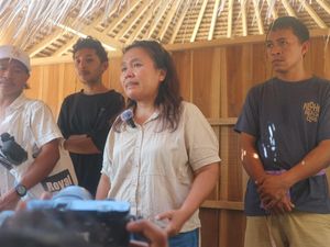 Tangis Pemilik Warung di Pantai Tanjung Aan Pecah Saat Lapak Digusur