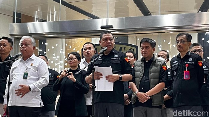 Kejagung Tetapkan Tersangka Kasus Pengadaan Laptop di Kemendikbudristek Direktur Penyidikan Jaksa Agung Muda Bidang Tindak Pidana Khusus (Dirdik Jampidsus) Kejaksaan Agung, Abdul Qohar (tengah). (Ondang/detikcom)