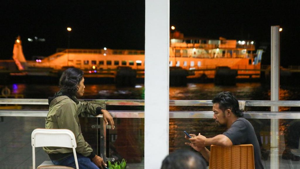 Hari ke-13 KMP Tunu Tenggelam, Keluarga Korban Hilang Masih Bertahan Hari ke-13 KMP Tunu Tenggelam, Keluarga Korban Hilang Masih Bertahan