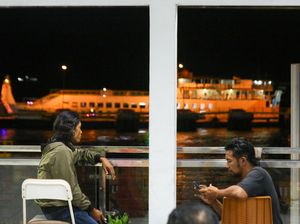 Hari ke-13 KMP Tunu Tenggelam, Keluarga Korban Hilang Masih Bertahan Hari ke-13 KMP Tunu Tenggelam, Keluarga Korban Hilang Masih Bertahan