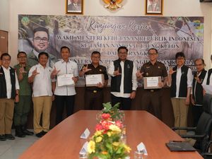 Tindak Perburuan Badak Jawa Ilegal, Kemenhut Beri Penghargaan Kejari Pandeglang Tindak Perburuan Badak Jawa Ilegal, Kemenhut Beri Penghargaan Kejari Pandeglang