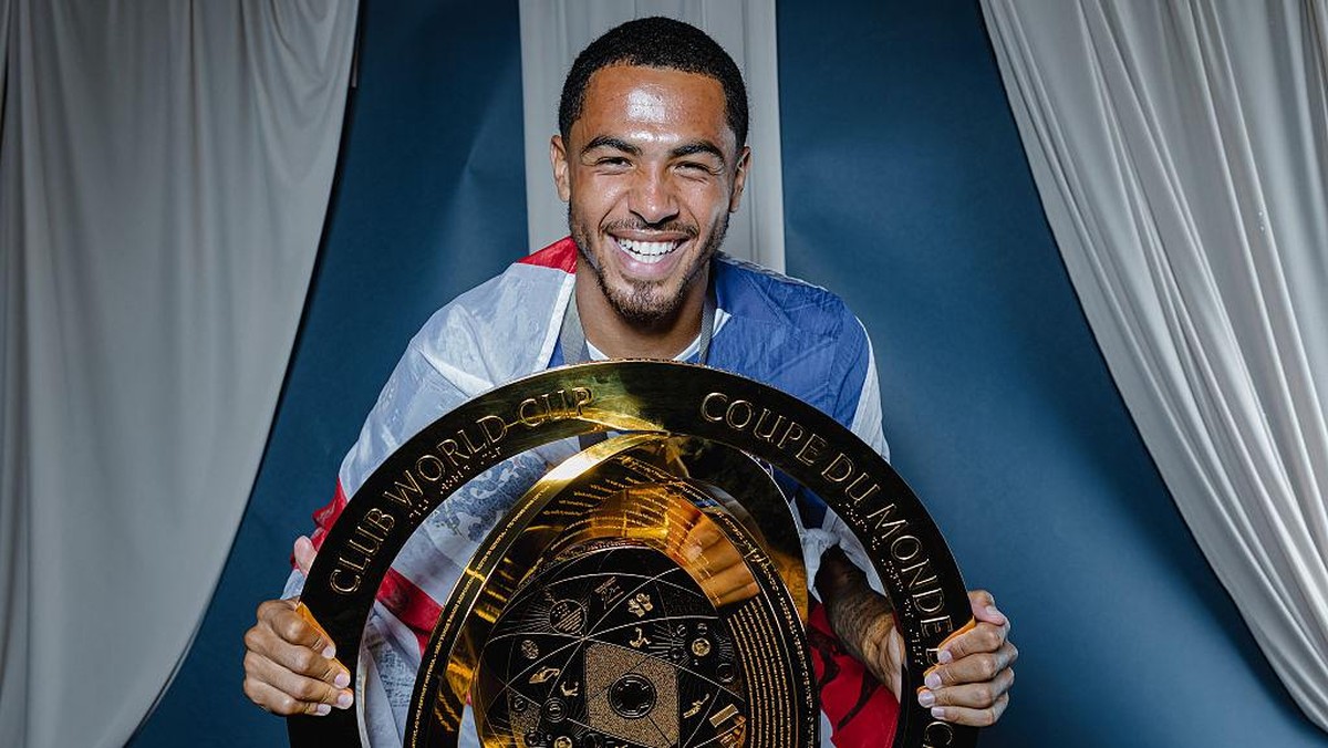 Levi Colwill berfoto bersama trofi Piala Dunia Antarklub. Foto: FIFA via Getty Images/Carmen Mandato - FIFA