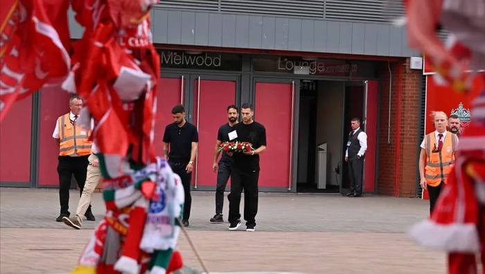 Liverpool Skuad Manchester United yang berasal dari Portugal menyambangi Anfield. Mereka memberikan penghormatan untuk Diogo Jota.