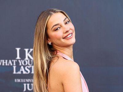 Madelyn Cline Bersinar di Karpet Merah Film Horor Klasik