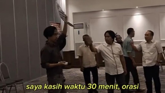 Mahasiswa Kangean terobos rapat DPRD Sumenep di salah satu hotel di Yogyakarta.