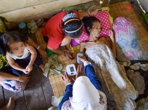 Cahaya di Tengah Kabut: Perjuangan Bidan Ilen di Pedalaman Mentawai Cahaya di Tengah Kabut: Perjuangan Bidan Ilen di Pedalaman Mentawai
