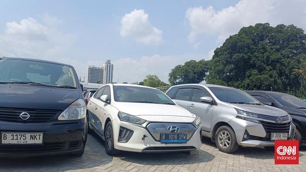 Mobil bekas terparkir di fasilitas lelang milik Balai Lelang Serasi (IBID) di Jakarta, Selasa (15/7/2025).