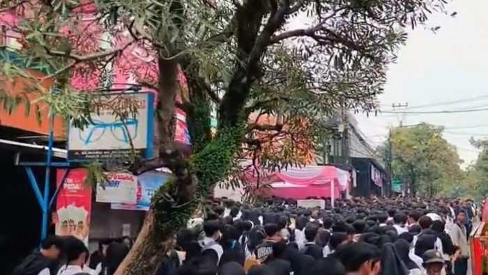 Momen ribuan pencari kerja serbu toko yang buka loker di Cianjur Momen ribuan pencari kerja serbu toko yang buka loker di Cianjur